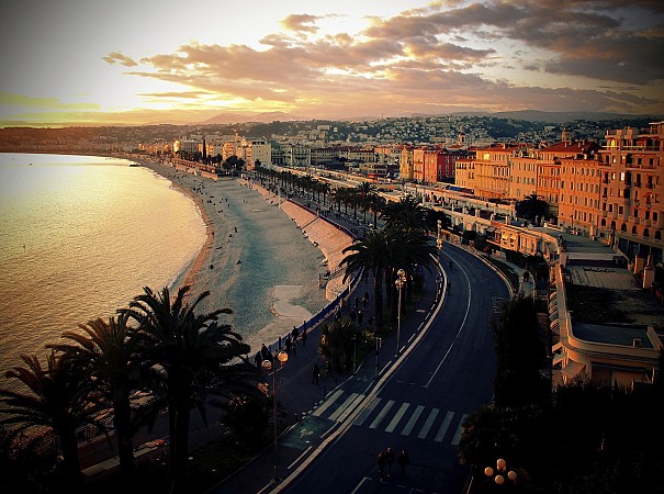 Pobřežní město s pláží při západu slunce