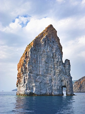 Skalní věž Faraglioni u pobřeží ostrova Capri