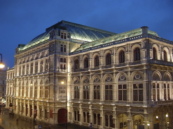 Vídeňská státní opera nasvícená v podvečerních hodinách