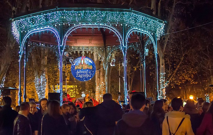 Hudební altán v Záhřebu osvětlený barevnými světly