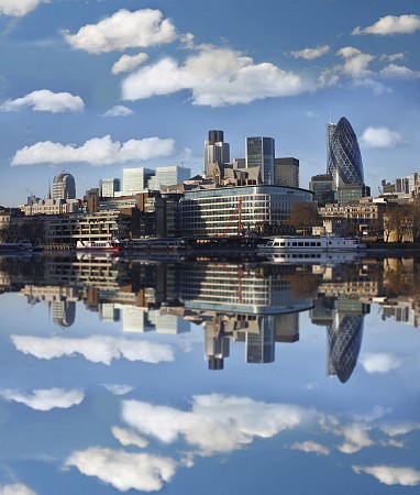 Londýnské finanční centrum City of London s mrakodrapem