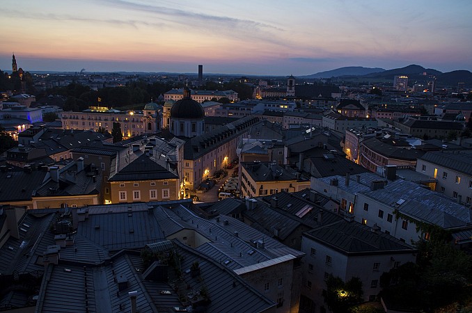 Večerní pohled na Salzburg s jemně nasvícenými ulicemi