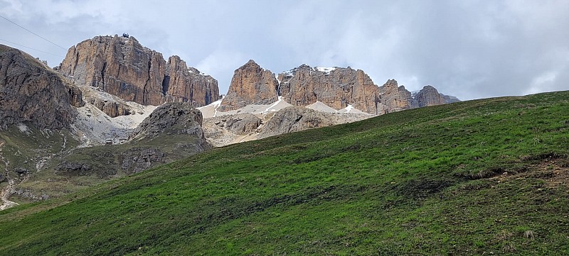 Strmé skalnaté štíty hor