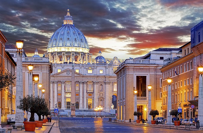 Vatikán, Basilica di San Pietro a Piazza San Pietro při západu slunce