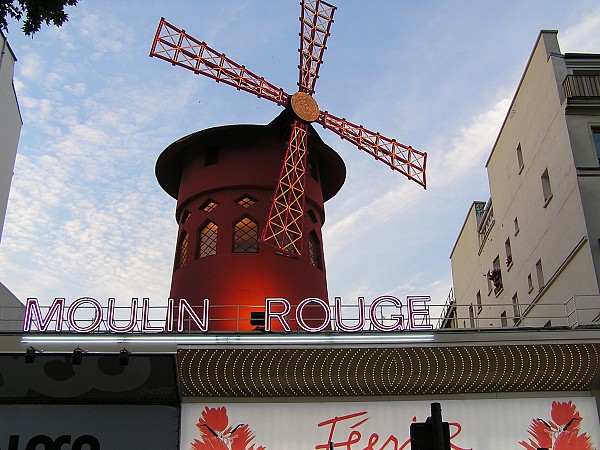Budova Moulin Rouge s červeným větrným mlýnem