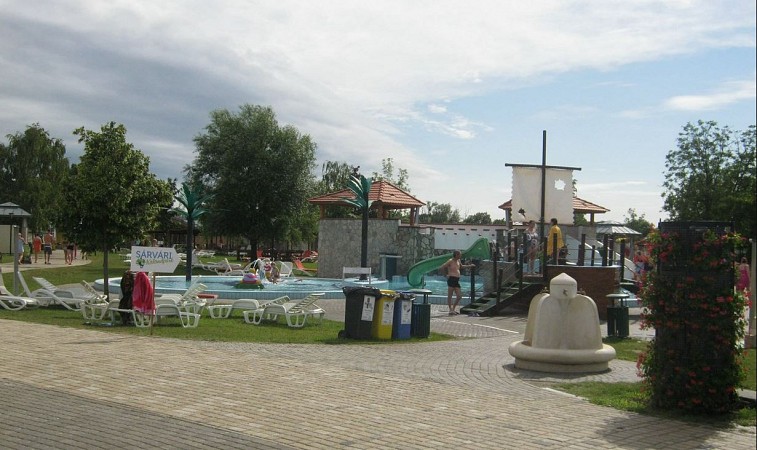 Areál termálních lázní s venkovními bazény a lidmi