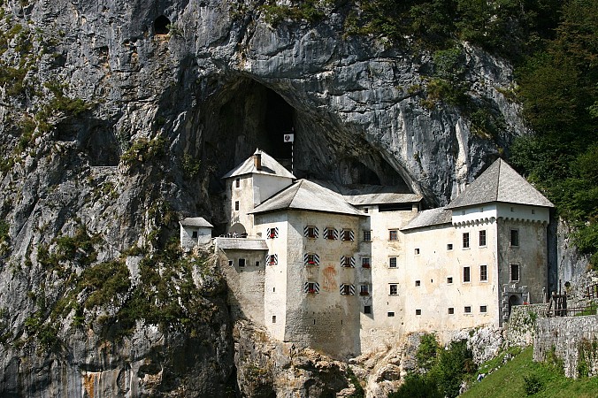 Hrad Predjama ve Slovinsku vestavěný do skalního masivu