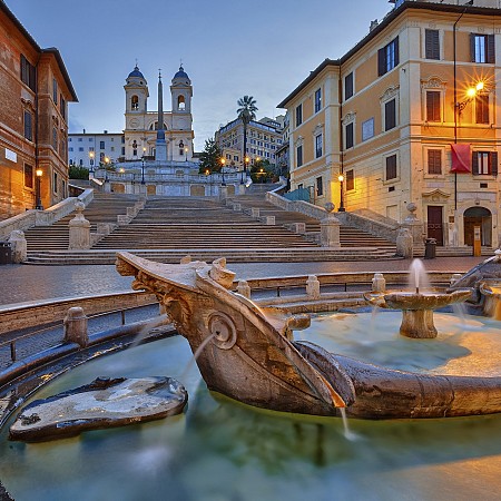 Řím, Fontana della Barcaccia a Scalinata di Trinità dei Monti s kostelem Trinità dei Monti