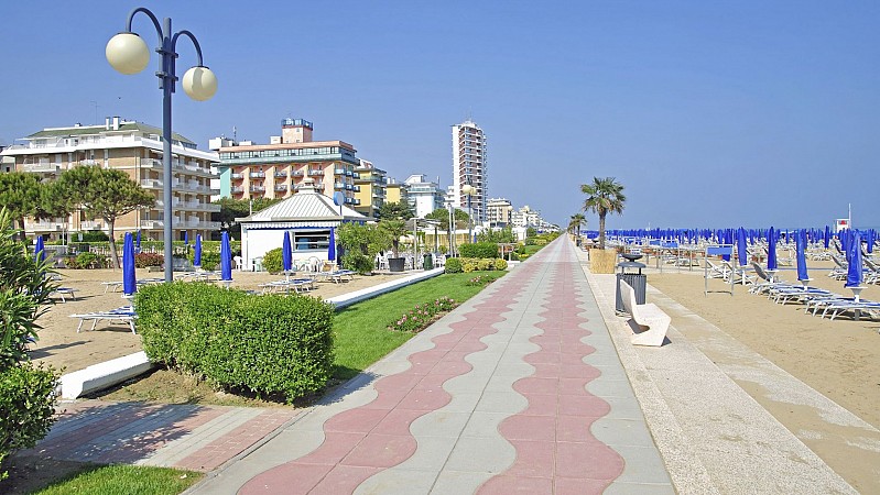 Pláž Lido s promenádou, barevnými slunečníky a výhledem na moře