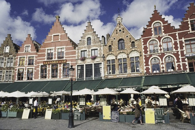 Řada historických domů s barevnými štíty stojí vedle sebe