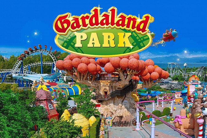 Vstupní cedule Gardaland Parku s atrakcemi v pozadí