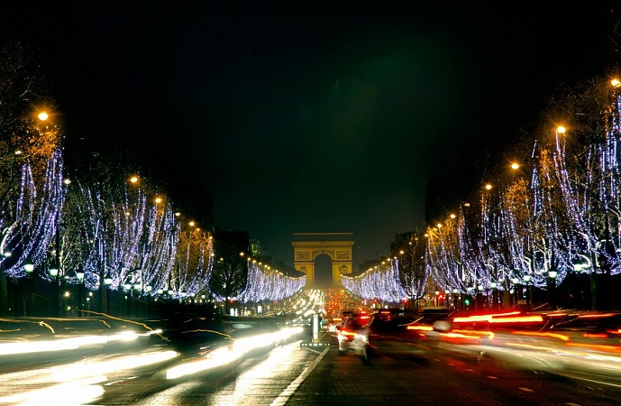 Paříž, Champs-Élysées s vánoční výzdobou a Vítězný oblouk