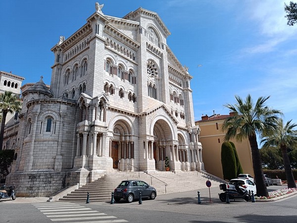 Historická kamenná budova s obloukovým vstupem a schodištěm