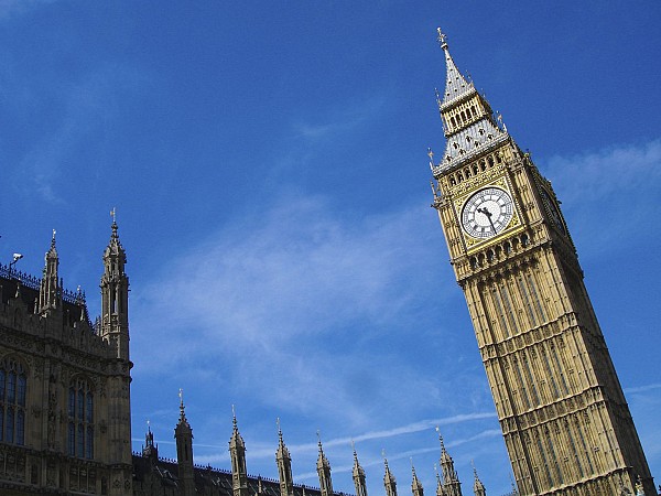 Big Ben, věž s hodinami u Westminsterského paláce v Londýně