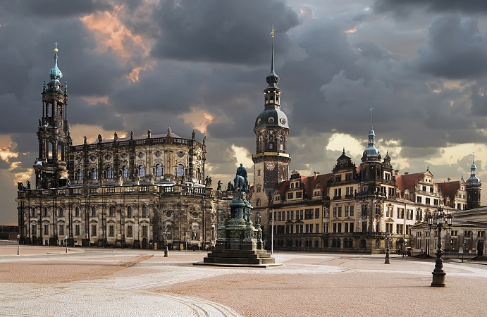 Historické centrum Drážďan s monumentálními budovami a sochou na náměstí pod zataženou oblohou