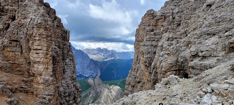 Úzký průsmyk mezi dvěma strmými skalními stěnami, který otevírá výhled na údolí