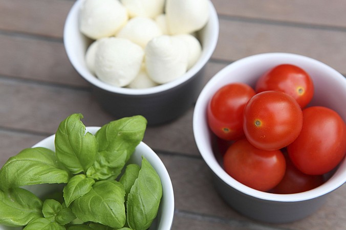 Misky s čerstvými surovinami – cherry rajčaty, mozzarellou a lístky bazalky