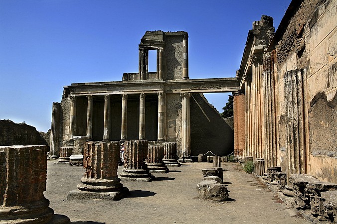 Zříceniny chrámu v antických Pompejích