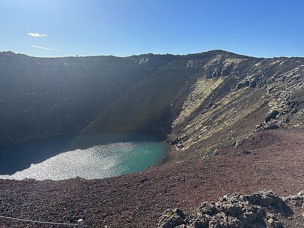 Sopečný kráter s jezírkem na dně