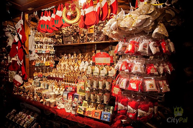 Stánek na vánočních trzích v Záhřebu s červenou výzdobou