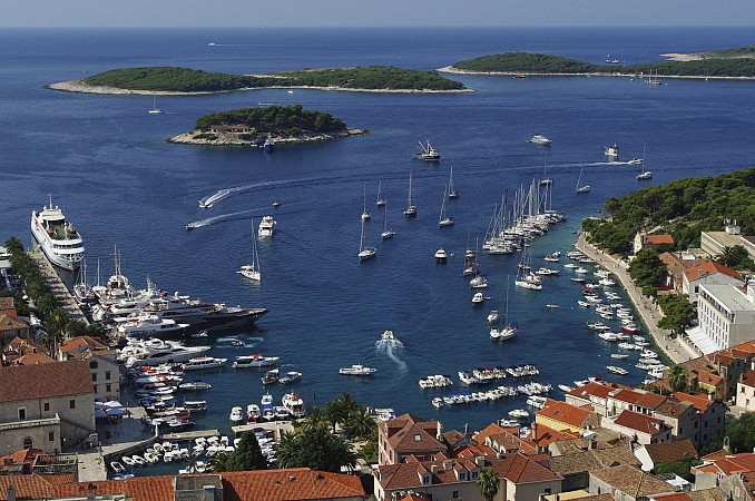 Přístavní město s množstvím lodí a jachet zakotvených u pobřeží