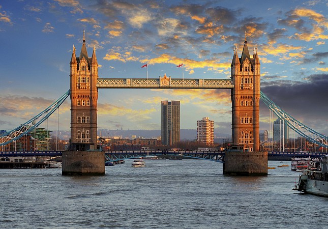 Tower Bridge nad řekou Temží při zapadajícím slunci