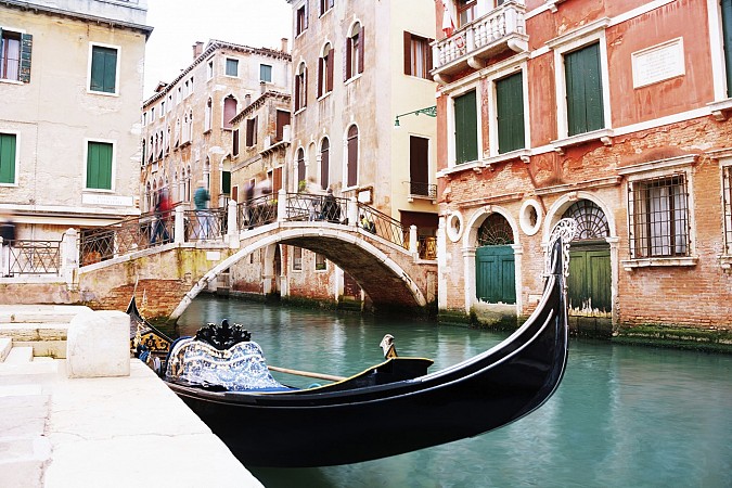 Gondola na kanálu v Benátkách u kamenného mostu