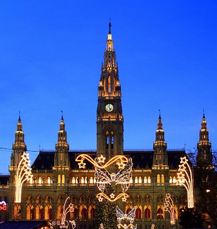Vídeňská radnice osvětlená v podvečer s vánoční výzdobou a světelnými dekoracemi