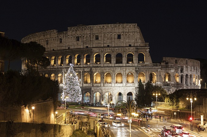 Řím, Colosseo osvětlené v noci s vánočním stromem před vchodem