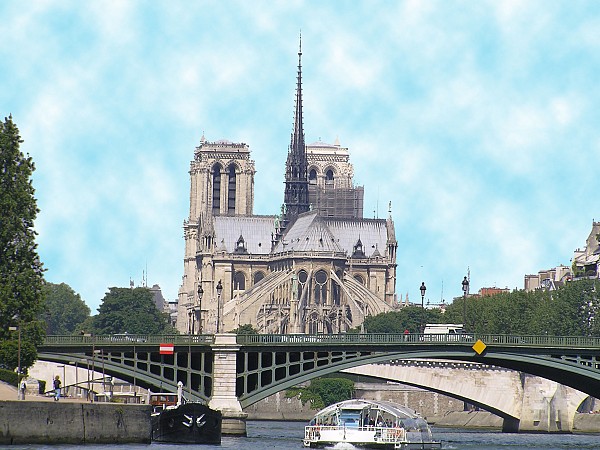 Katedrála Notre-Dame v Paříži za mostem