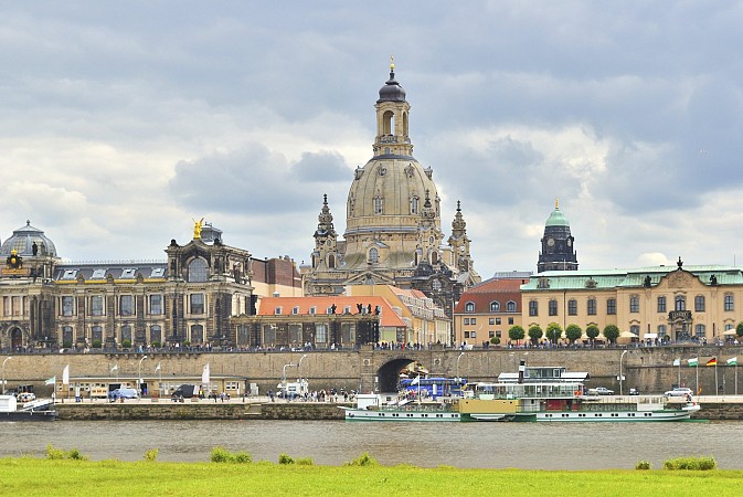 Pohled na Frauenkirche a okolní historické budovy v Drážďanech