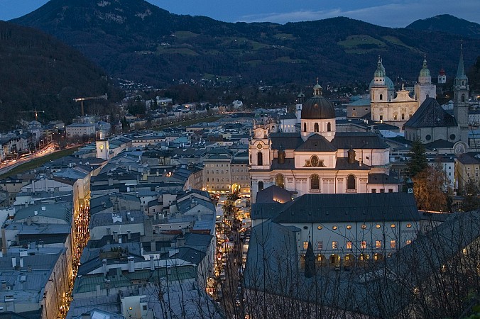 Noční panorama Salzburgu s nasvícenými historickými budovami
