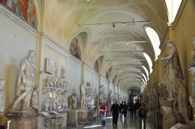 Chodba muzea se sochami a klenutým stropem