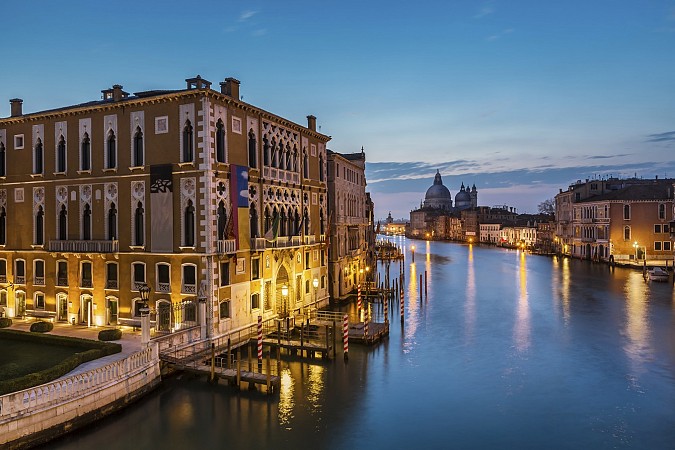 Večerní pohled na Canal Grande v Benátkách s palácem Cavalli-Franchetti a bazilikou Santa Maria della Salute v pozadí
