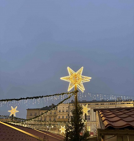 Světelná vánoční ozdoba se zlatou hvězdou na vánočních trzích