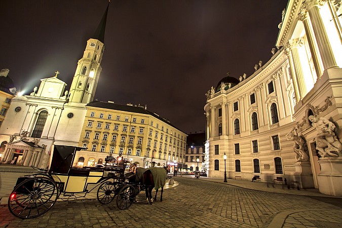 Noční pohled na historické náměstí v Salzburgu s kočárem