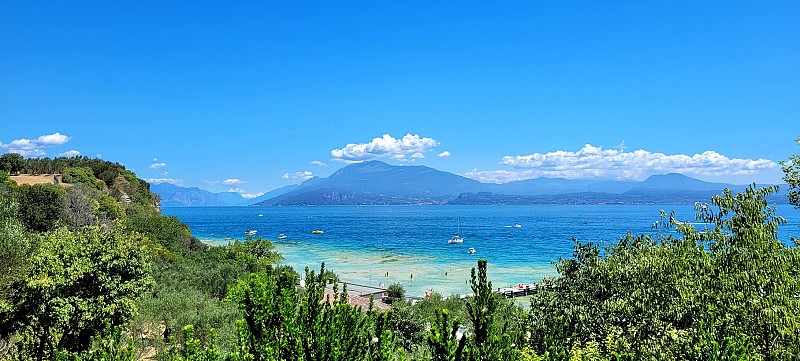 Tyrkysově modré moře s tropickým pobřežím plným zeleně