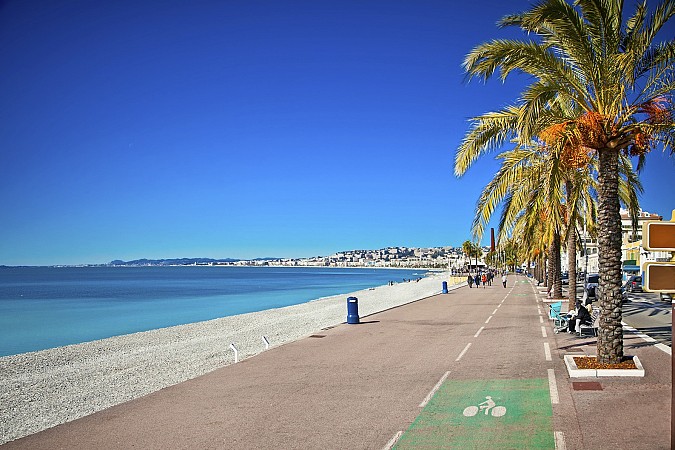 Přímořská promenáda s palmami a cyklostezkou