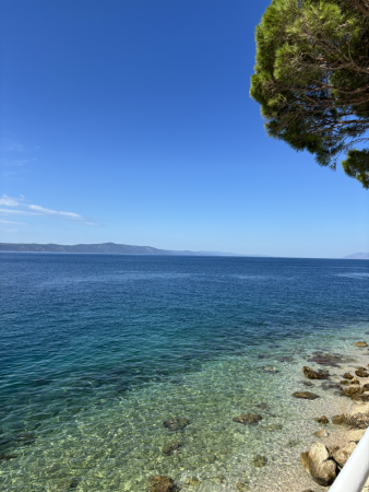 Průzračné moře s oblázkovým pobřežím