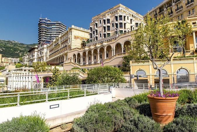 Hôtel Hermitage Monte-Carlo v Monaku, historická budova s arkádami a zdobenou fasádou
