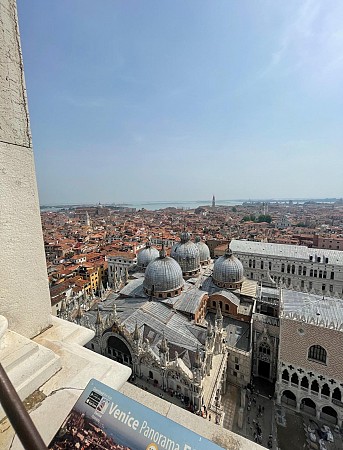 Pohled na město s historickými budovami a kupolemi kostela