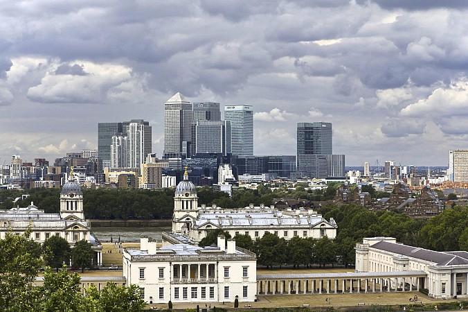 Old Royal Naval College v Greenwichi s panoramatem čtvrti Canary Wharf v Londýně