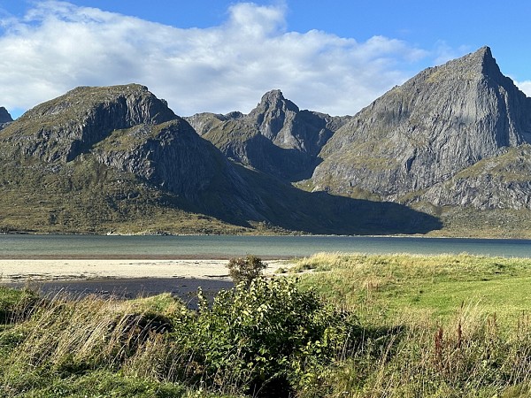 Zelená horská krajina s travnatou plání