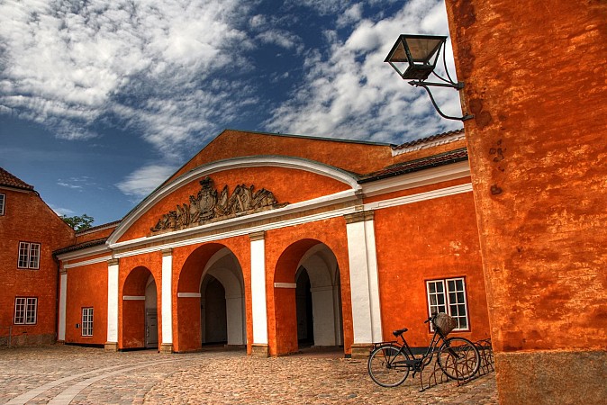 Zámek Rosenborg v Kodani s cihlovými arkádami a nádvořím