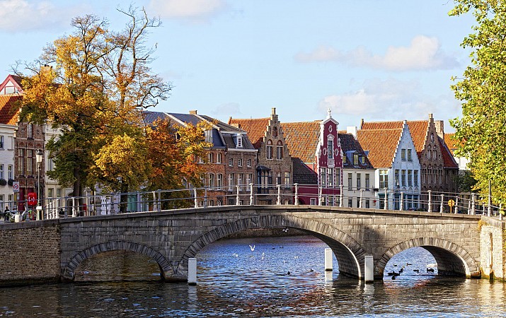 Historický most přes kanál v belgických Bruggách