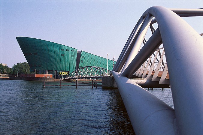 Amsterdam, budova NEMO Science Museum u vody s mostem pro pěší