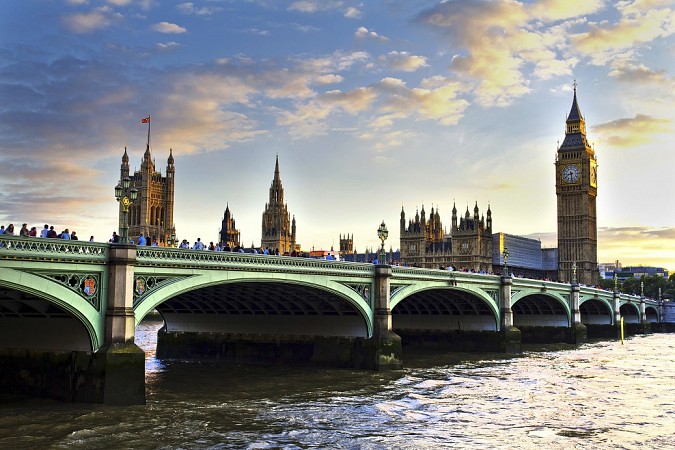 Most Westminster Bridge vede přes řeku Temži směrem k budově Westminsterského paláce s věží Big Ben