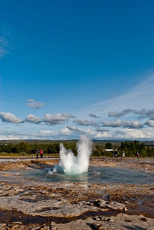 Gejzír tryskající proud vody do výšky na otevřené planině
