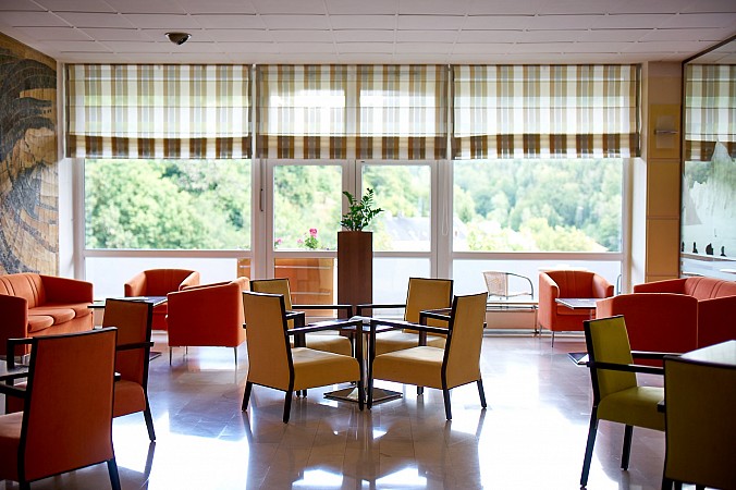 Příjemná hotelová kavárna s pohodlným sezením