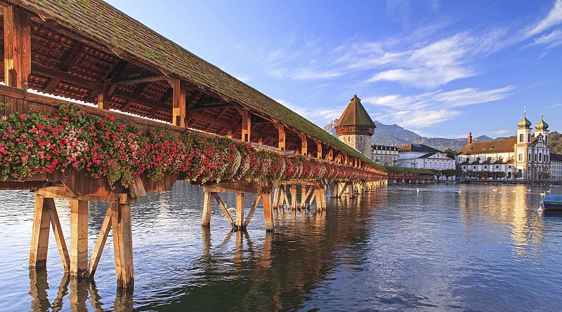 Dřevěný krytý most přes řeku